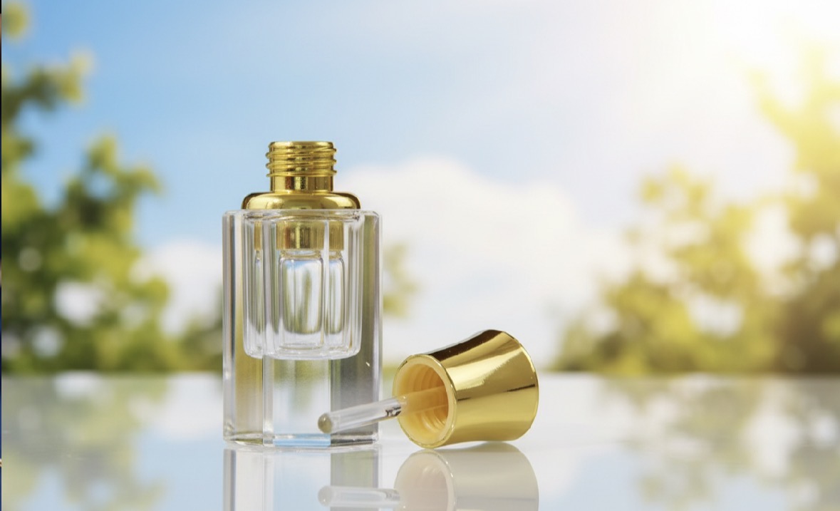 1ml oud dropper bottle with gold cap and glass pipette